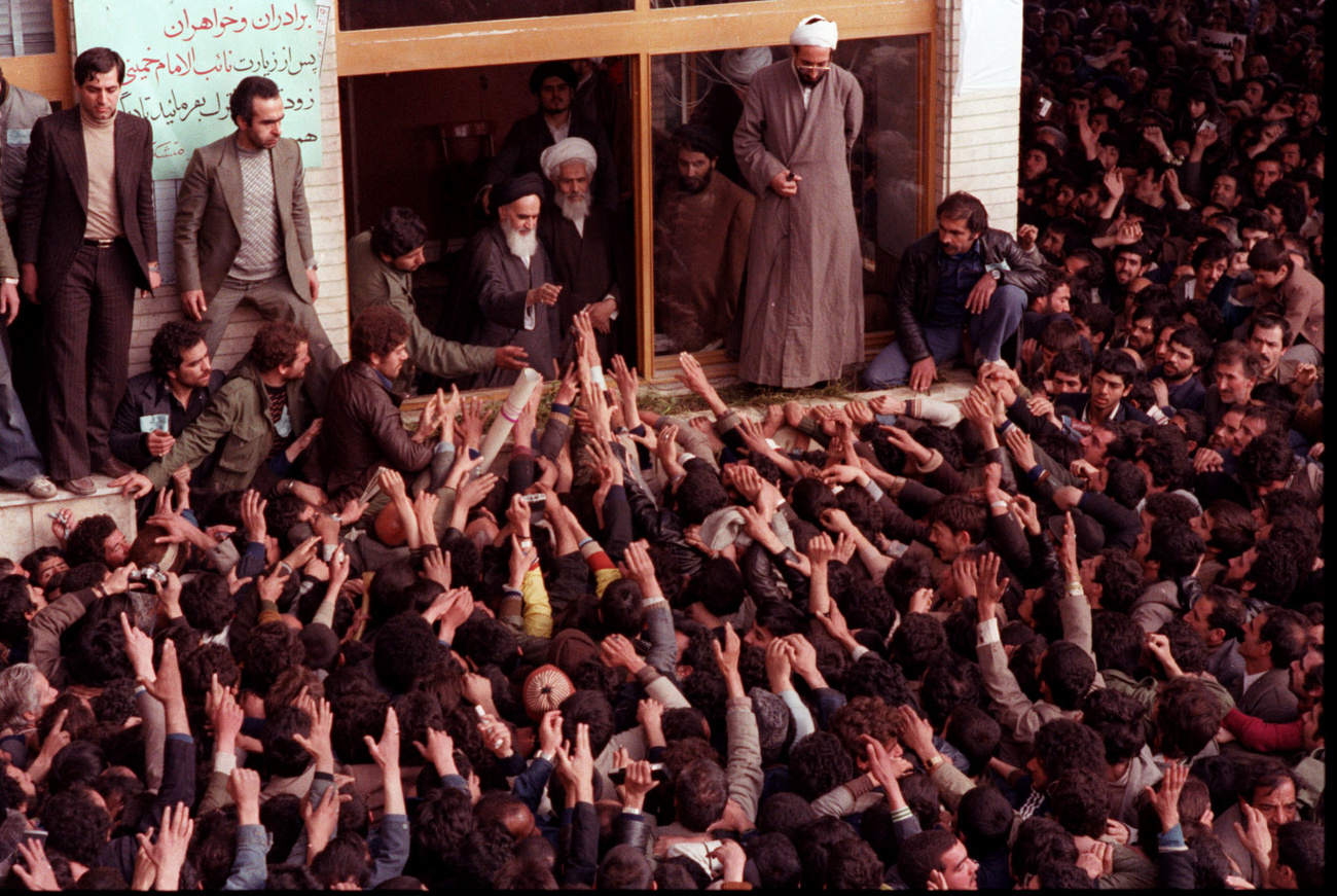 1979年のイスラム革命。テヘランで支持者に祝福されるルホラ・ホメイニ師（中央）