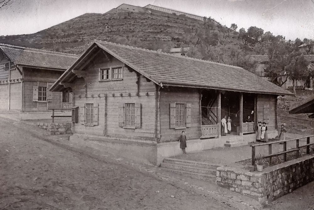 Photo en noir et blanc d une série de chalets
