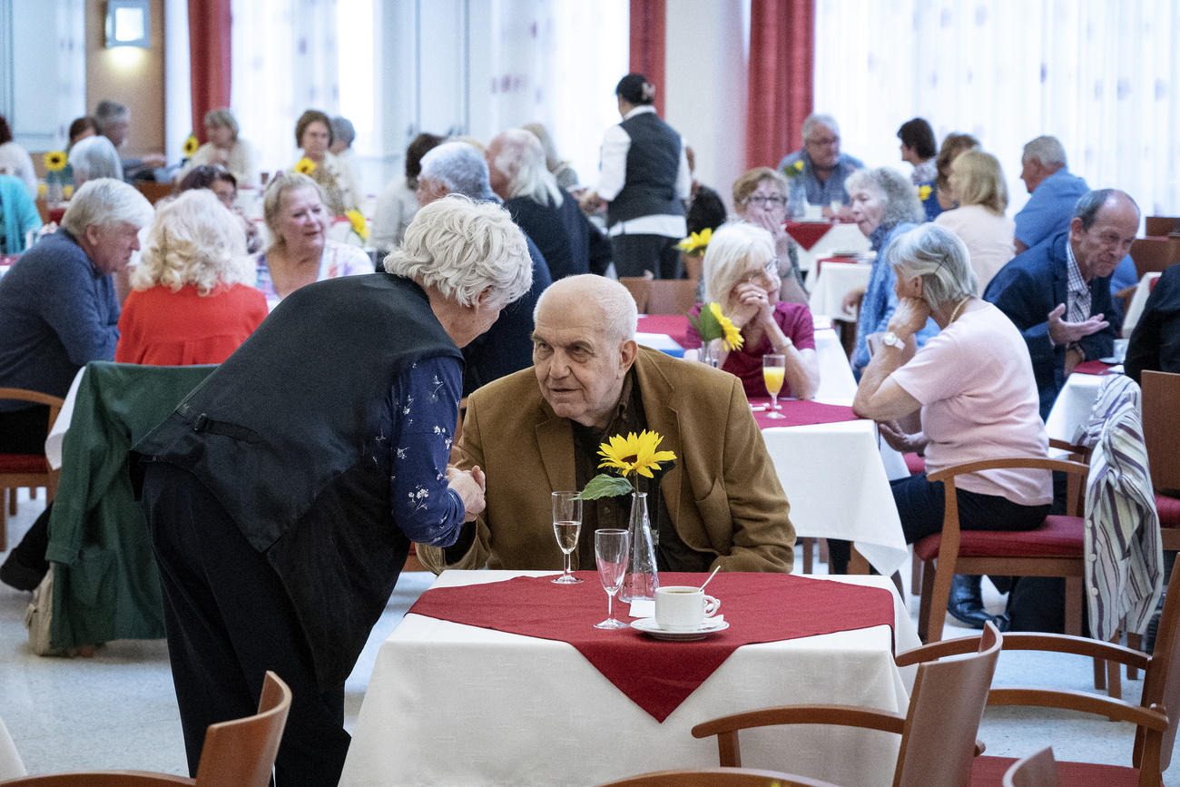 Personas mayores en un comedor.