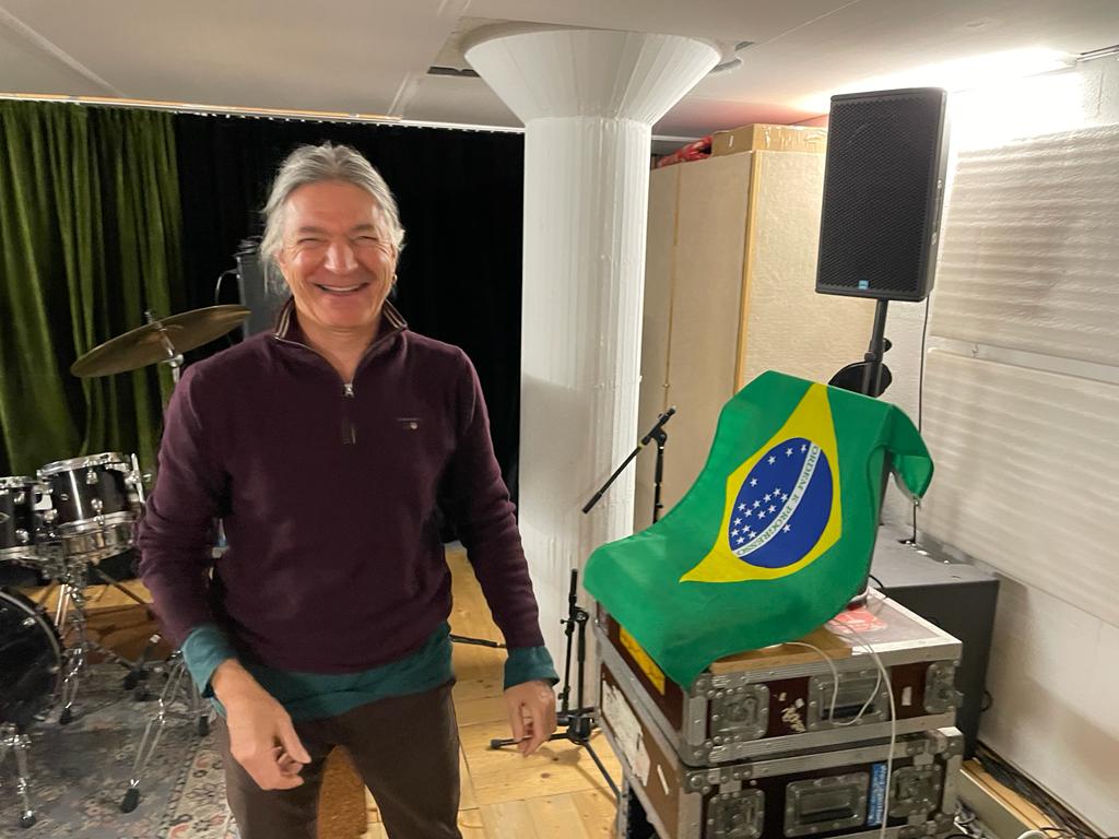 Ein Mann vor der Brasilien-Flagge