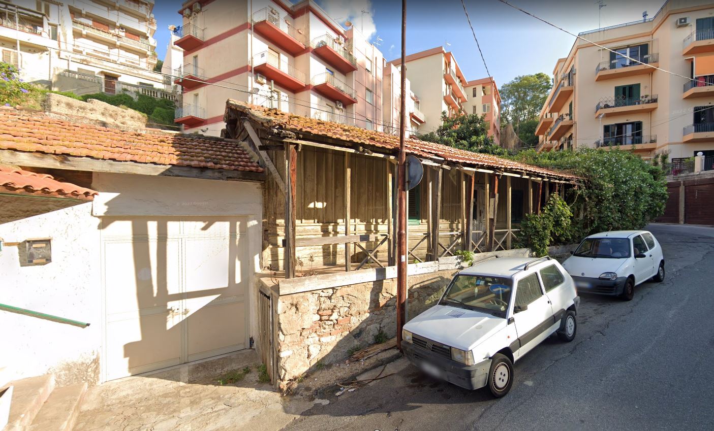 Deux voitures devant un chalet en bois