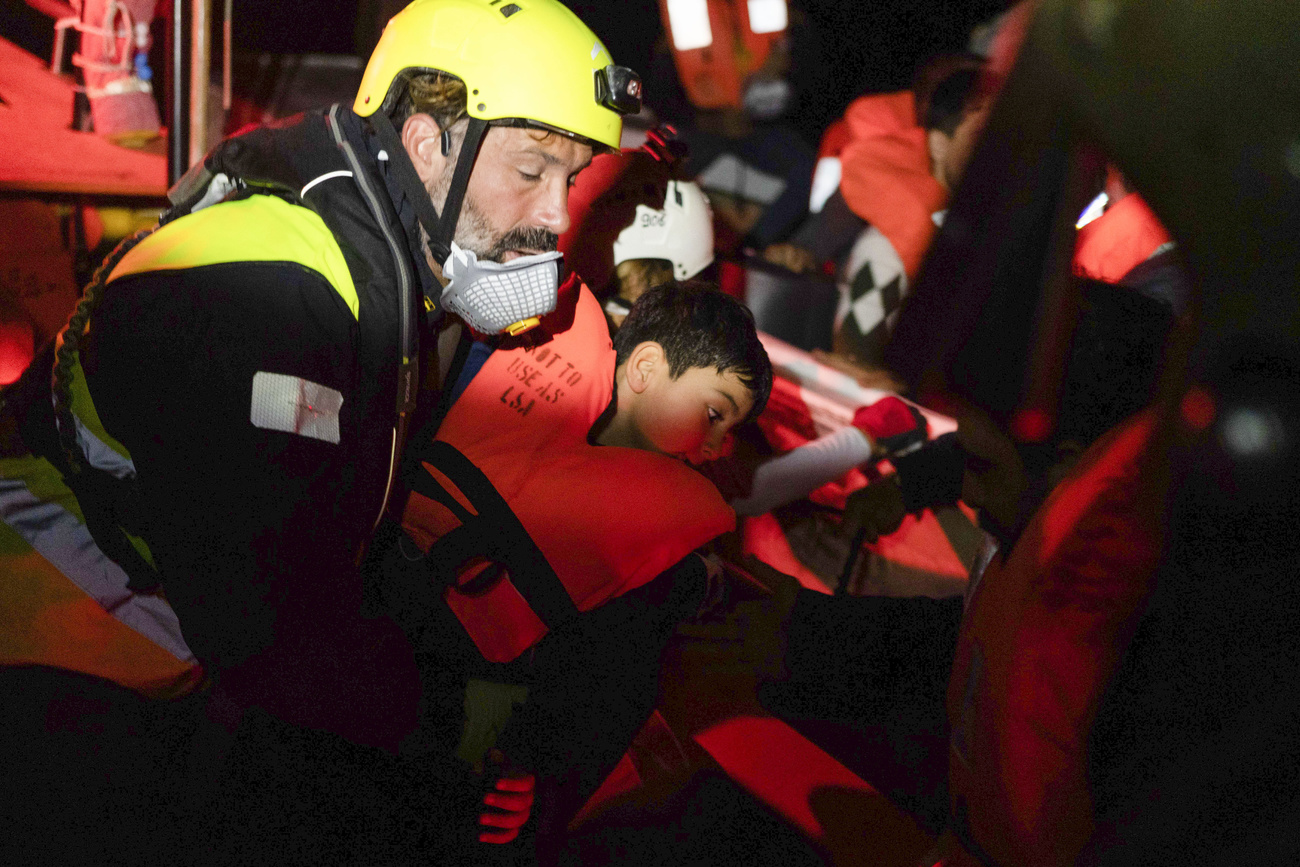 soccorritore salva un bambino in mare