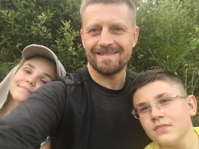 Le père de Vlad, Oleg Buryak, et ses deux enfants.