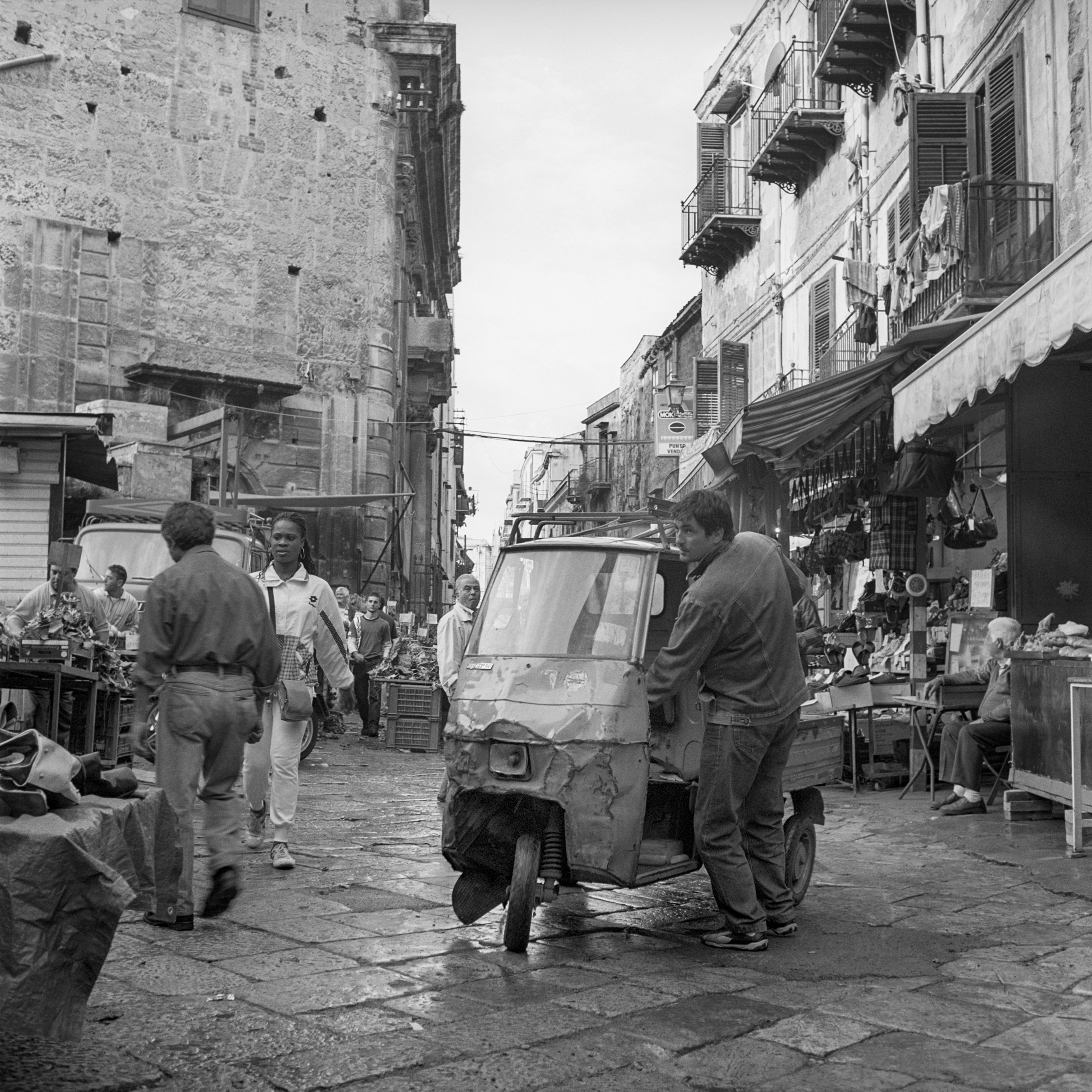 Marché dans une rue de Sicile