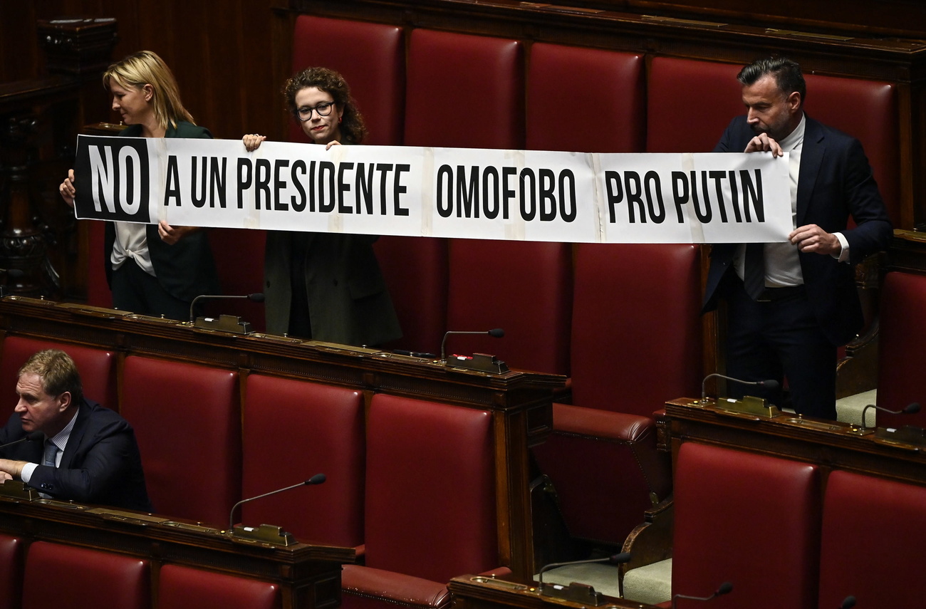 Lo struscione della sinistra in parlamento contro l elezione di Fontana.