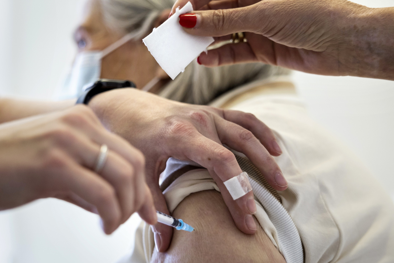 personne en train de se faire vacciner