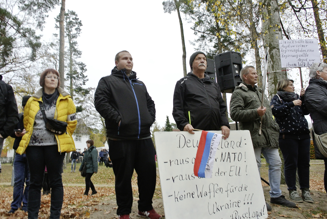 2022年11月，在梅克倫堡-西波美拉尼亞，示威者舉著要求德國離開歐盟等標誌舉行示威，集會在 共同促進世界和平 的口號下舉行。