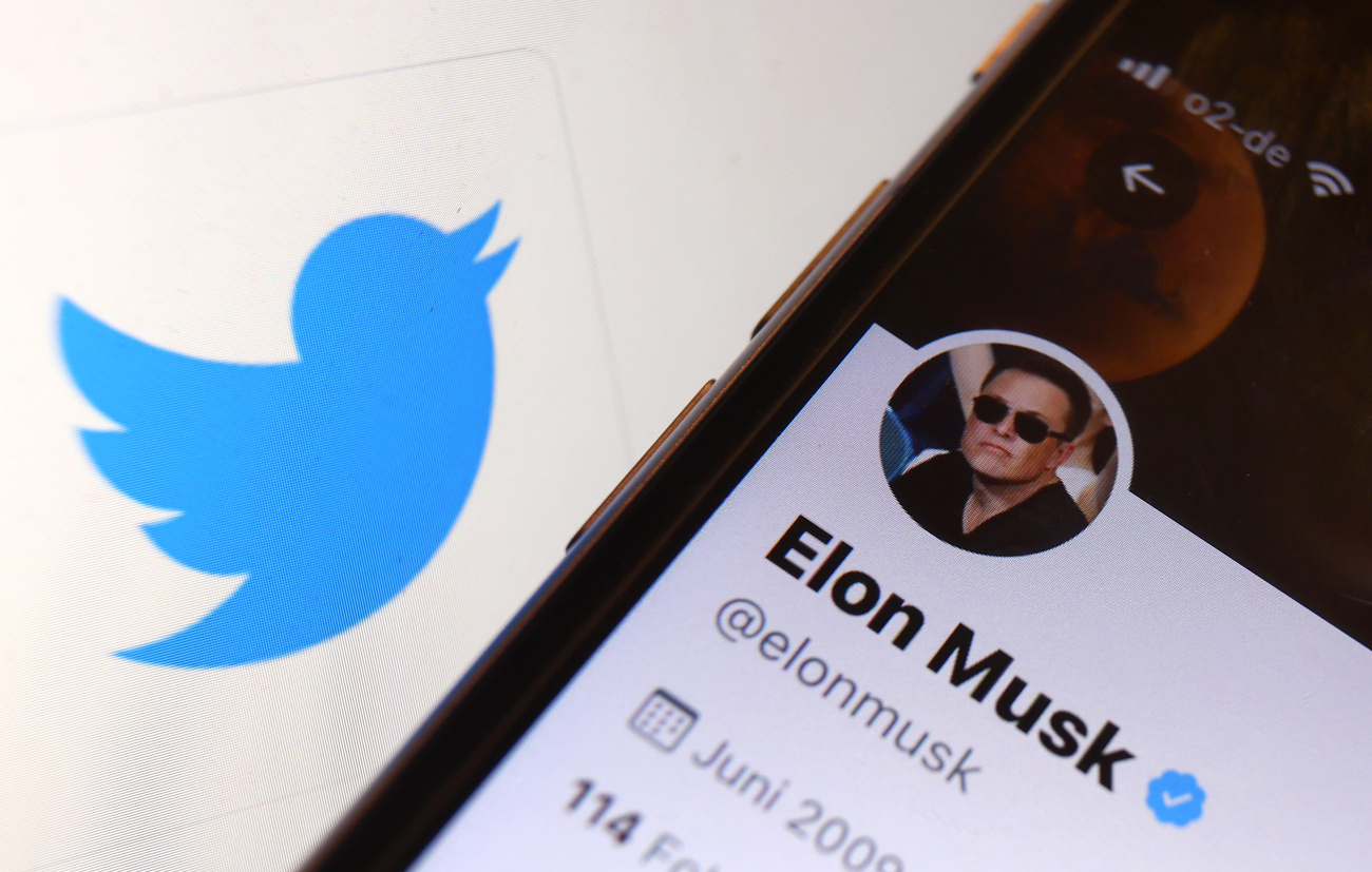 schermo di telefonino con account twitter di Elon Musk