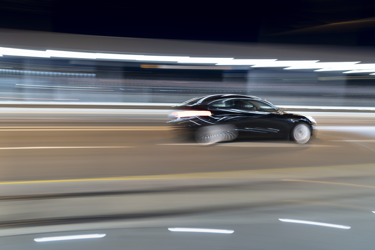 Un auto fotografata mentre va molto veloce.