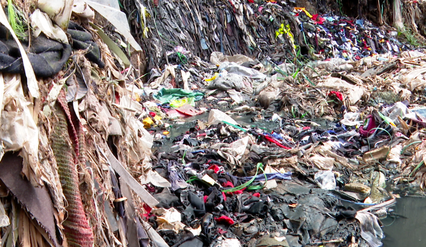 Amoncellement de vêtements usagés dans le lit de la rivière Nairobi