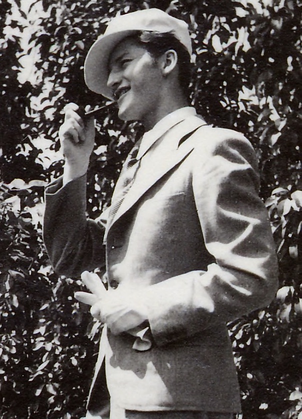 Photo d une homme des années 1940 fumant la pipe.