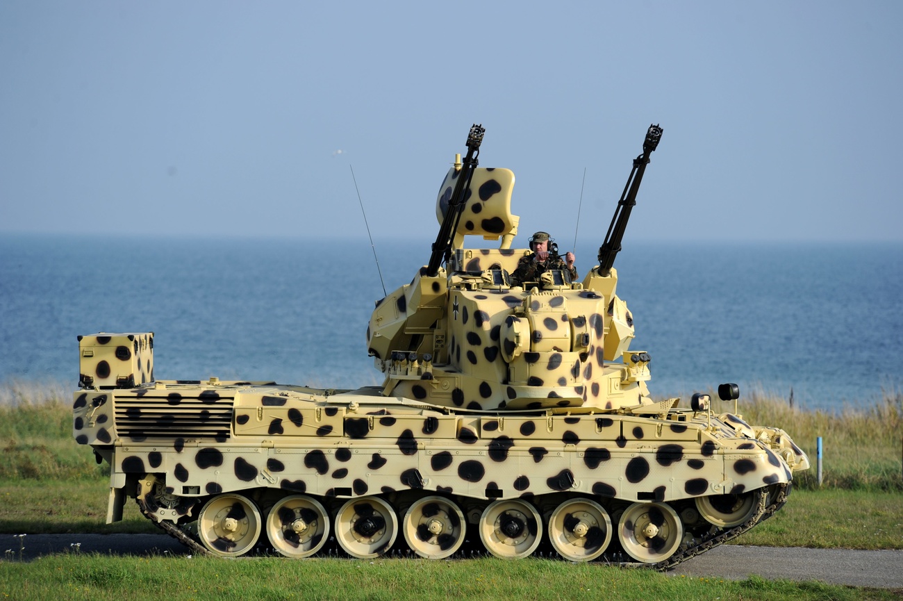 Panzer mit Tarnastrich und Soldat auf der Kanzel