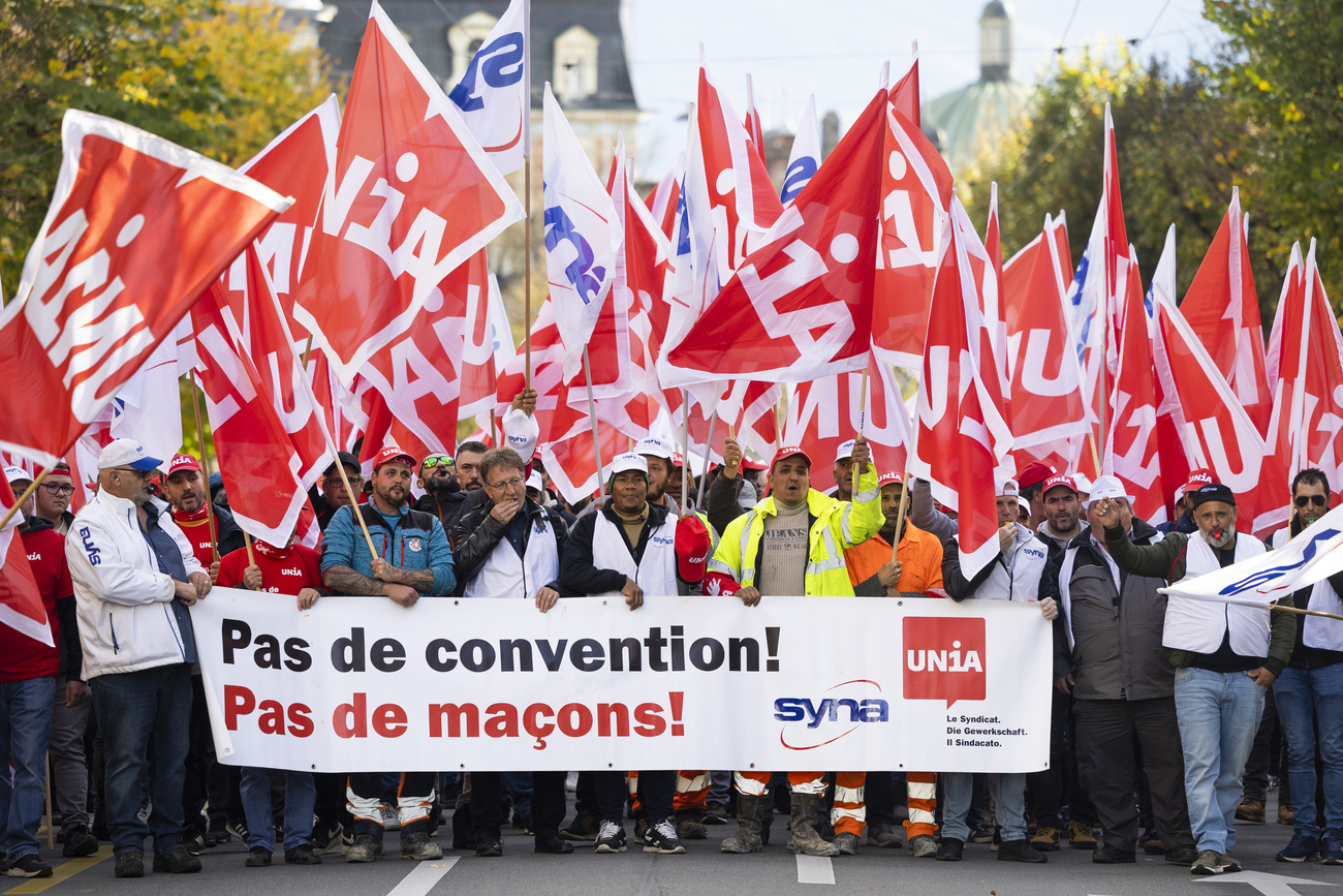 Manifestation de maçons avec drapeaux et banderole