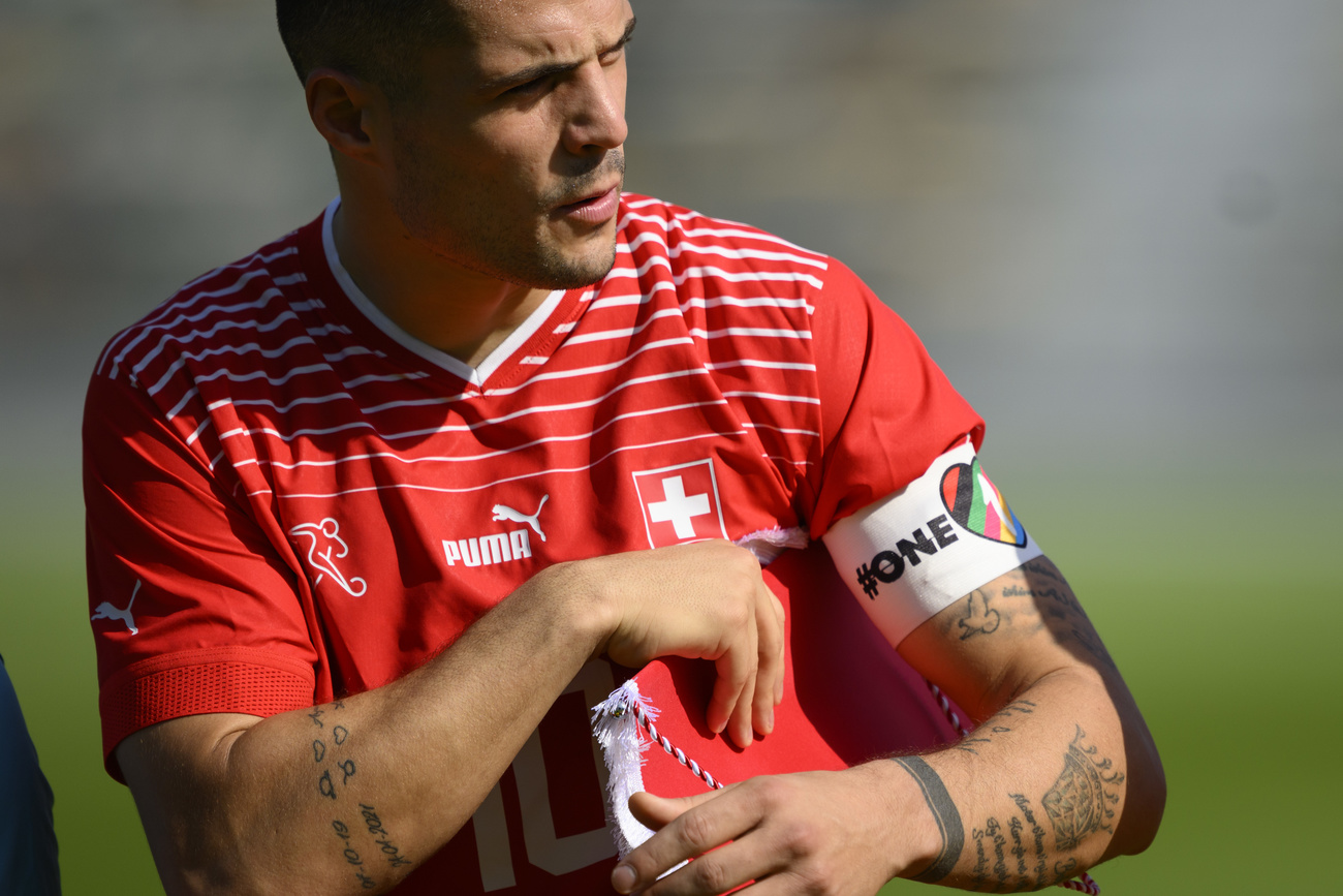 Le capitaine de l équipe de Suisse Granit Xhaka avec le brassard One Love
