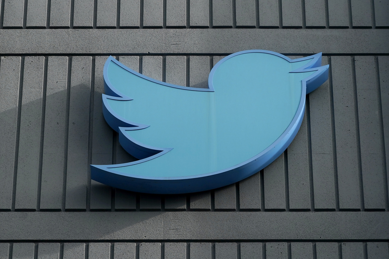insegna twitter (uccellino blu stilizzato) su un edificio