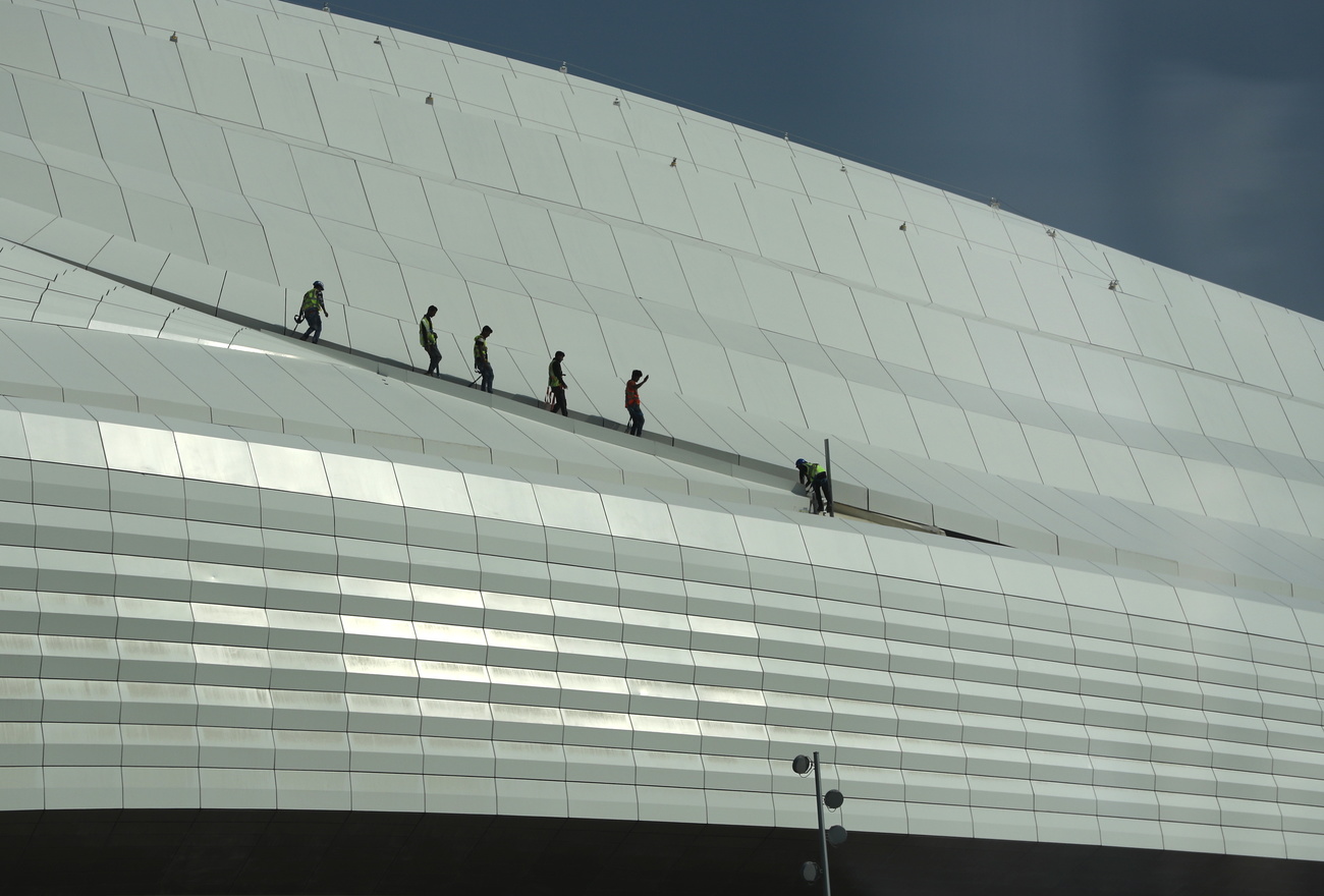 lavoratori sul tetto di uno stadio