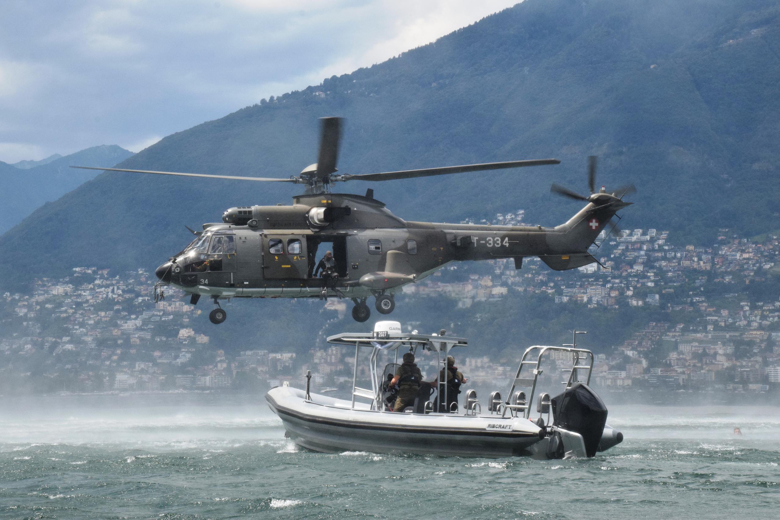 وحدة العمليات الخاصة التابعة للجيش السويسري (AAD10) خلال دورة تدريبية تسمى البرمائيات في بحيرة لوكارنو.