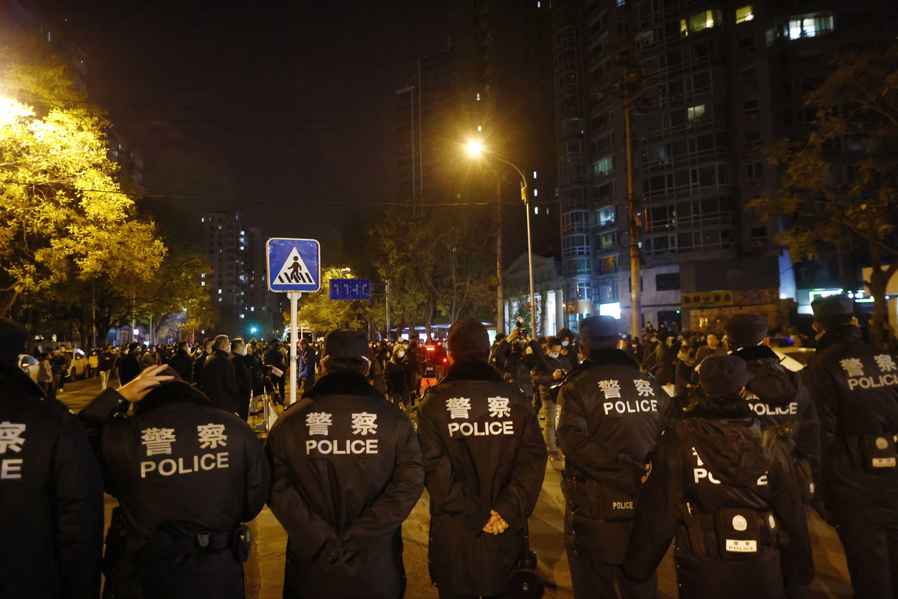 policias bloquean una calle