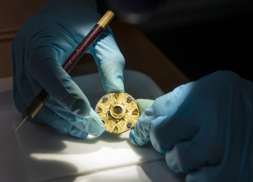 Golden brooch found at the Basel burial site.