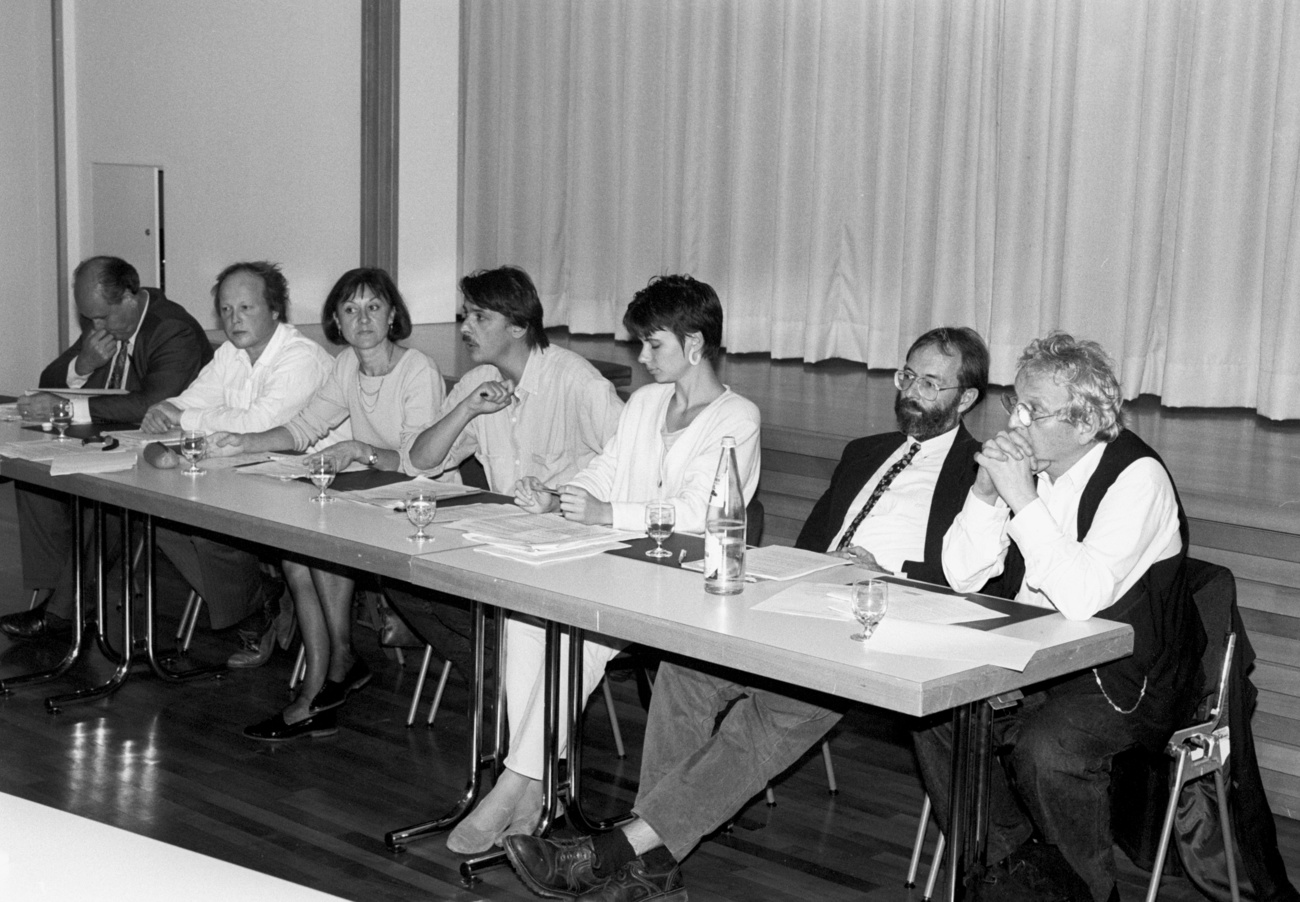 Ruedi Baumann (zweiter von rechts) an einem Tisch mit anderen linken EWR-Befürwortenden.