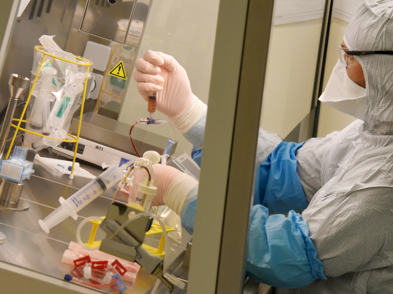 persona in un laboratorio