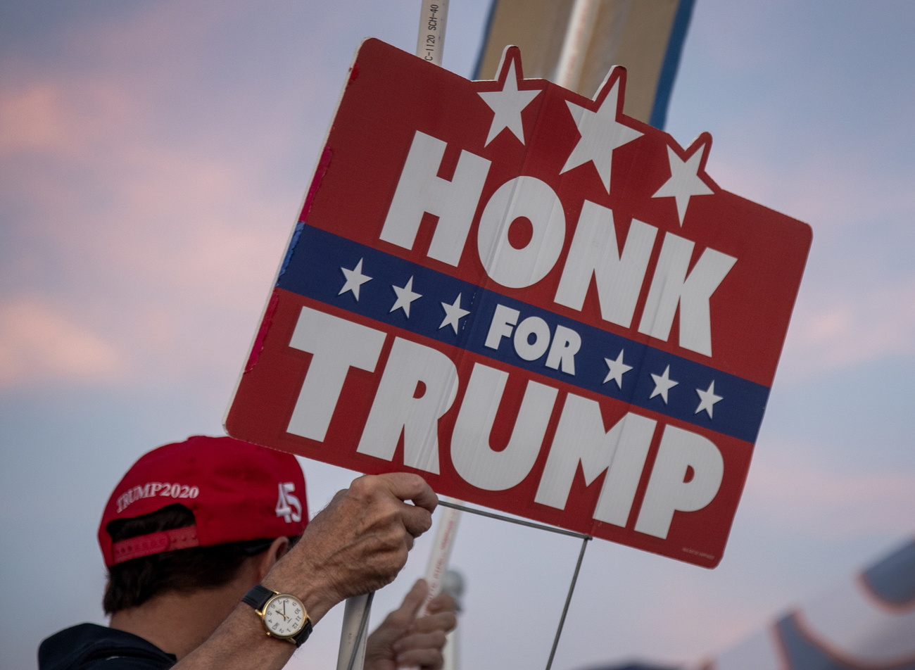 Ein Schild mit der Aufschrift Honk for Trump