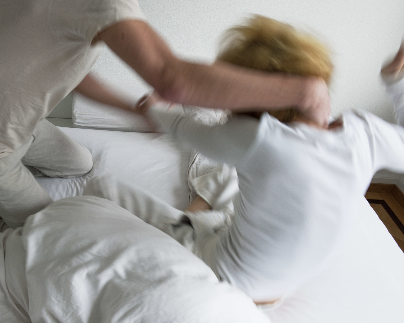 Homem e mulher em uma luta violenta