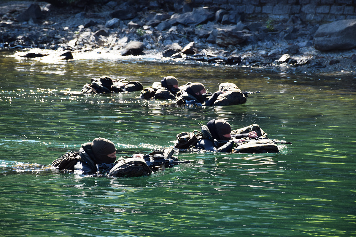 soldati in un fiume