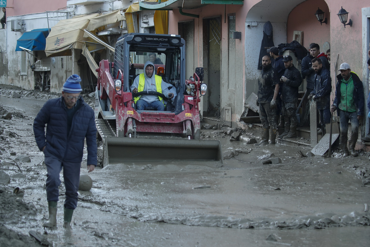 strada invasa dal fango