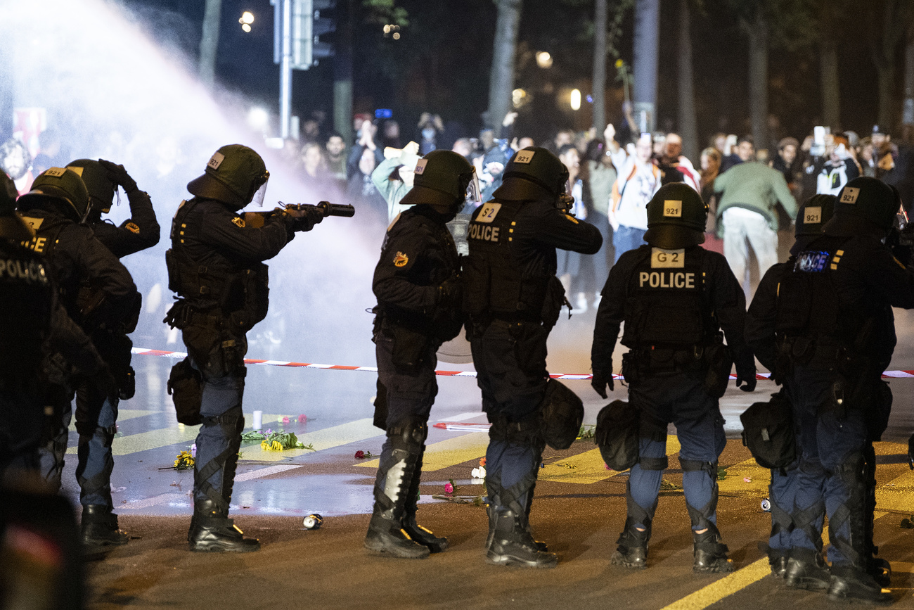 Polícia na demonstração do Covid em Berna