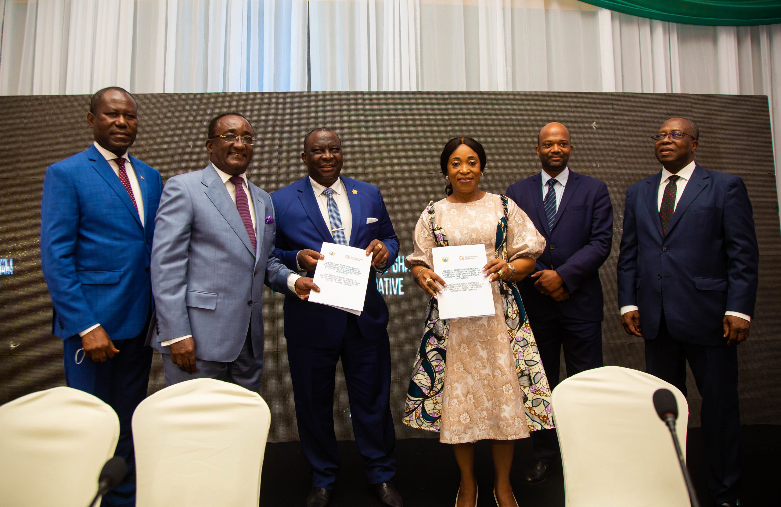 象牙海岸和加納的農業部長和可可豆理事會負責人出席會議，並在阿克拉正式簽署協議，成立象牙海岸-加納可可豆動議組織(2021年8月6日)。