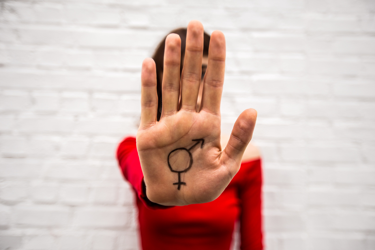 mano su cui è disegnato il simbolo transgender