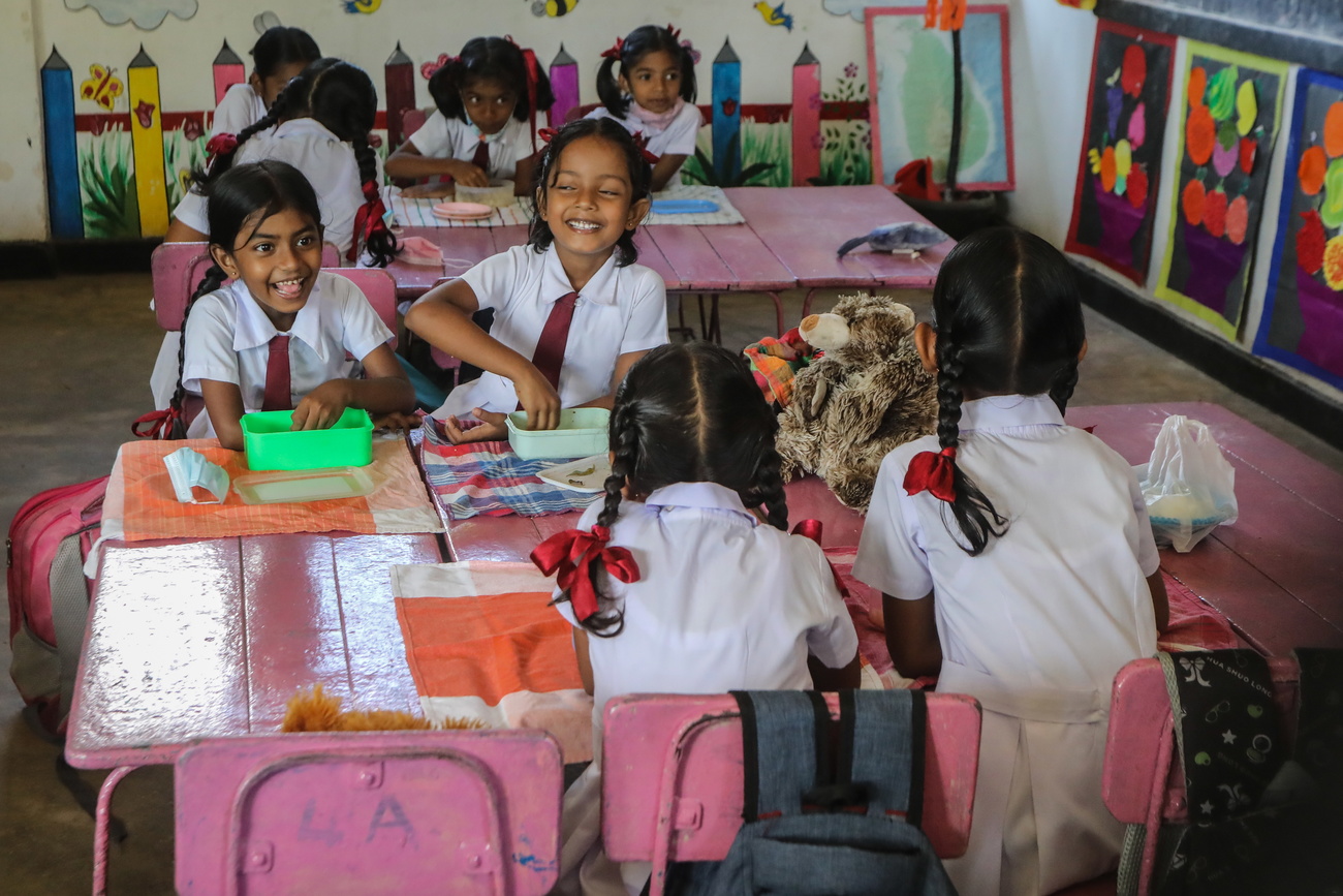 Sala de aula com meninas no Sri Lanka