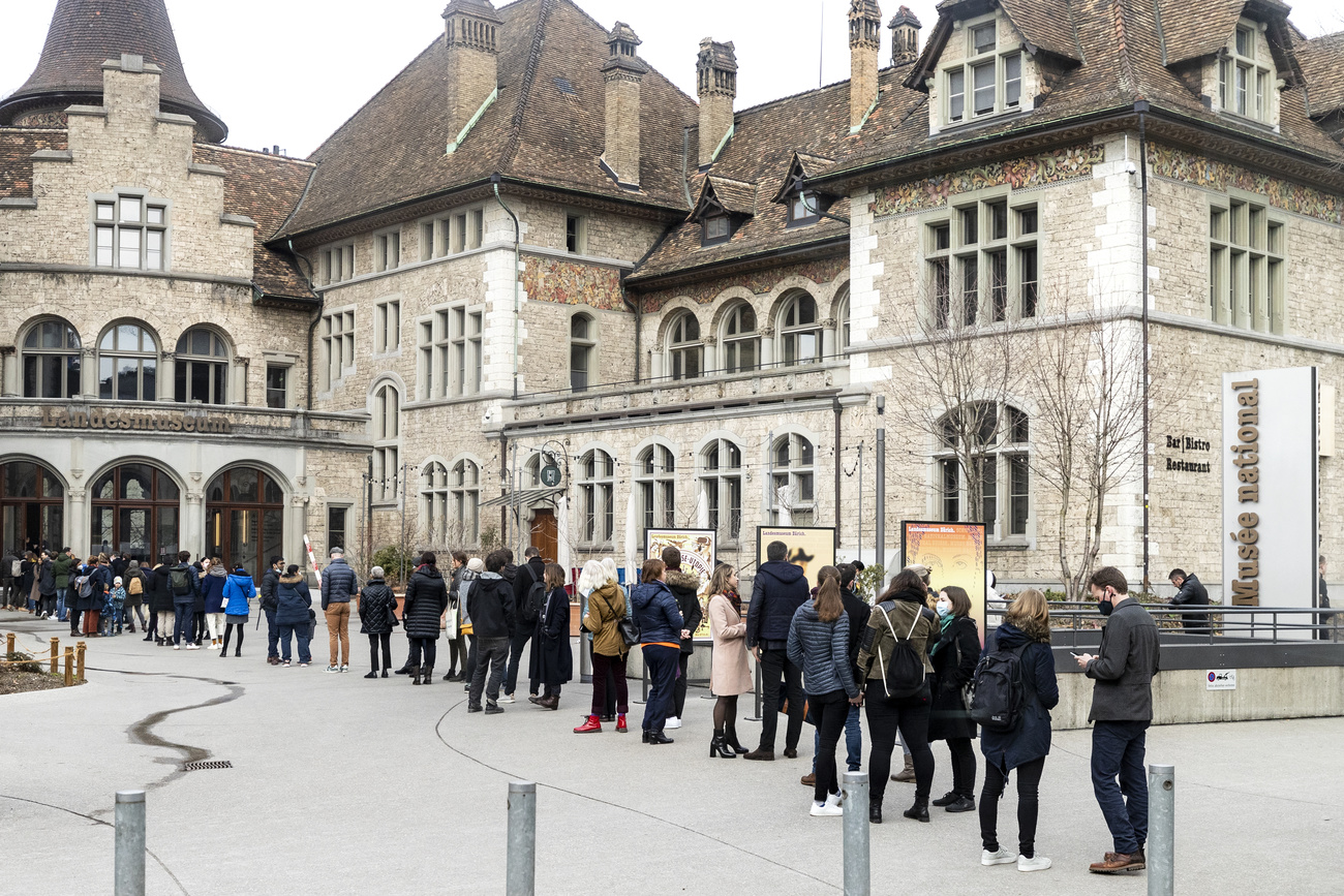 Fila de espera fora de um museu