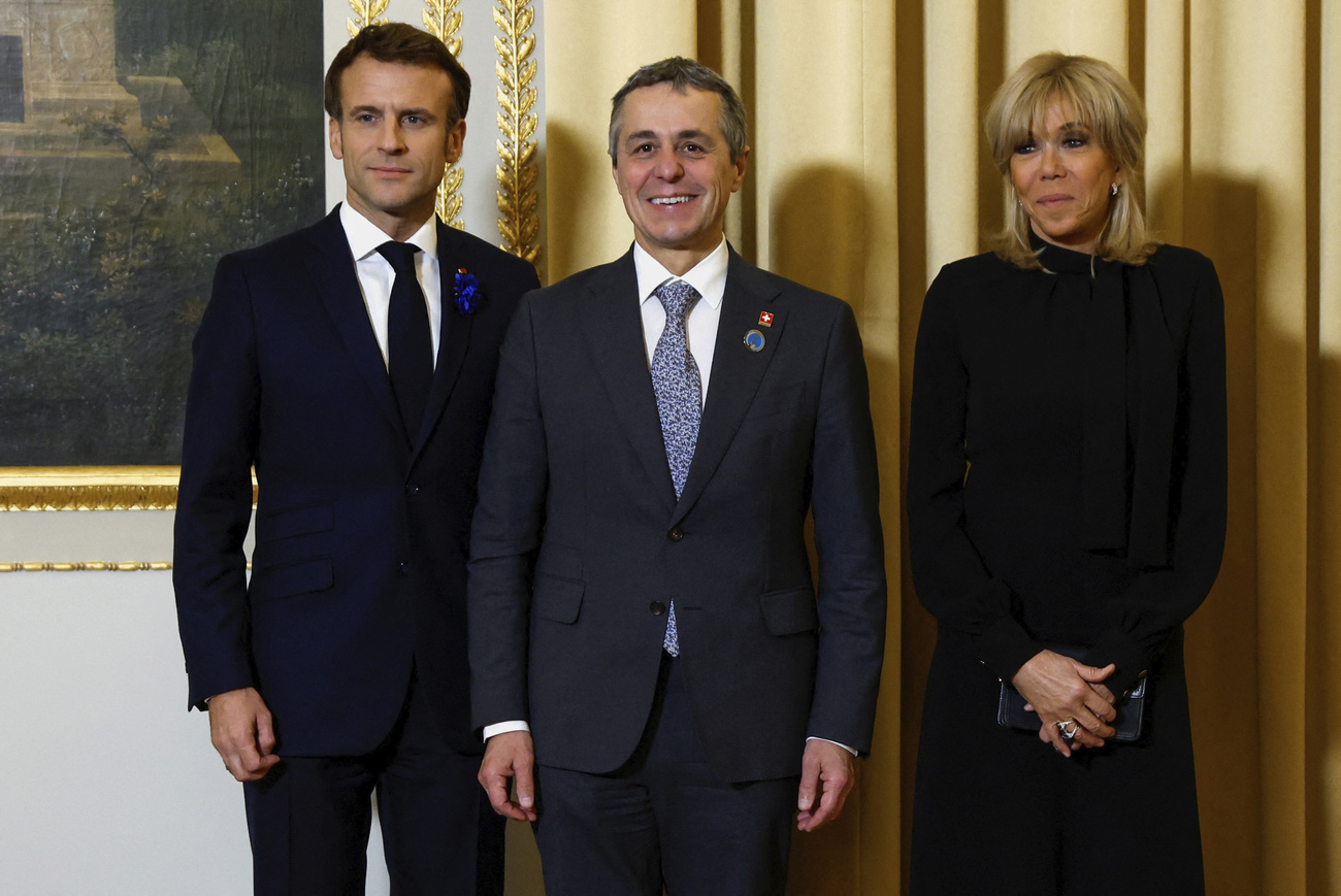 macron, his wife and cassis