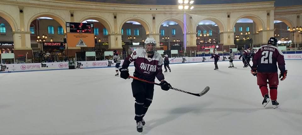 Simon Wipf auf dem Eis am Hockey spielen