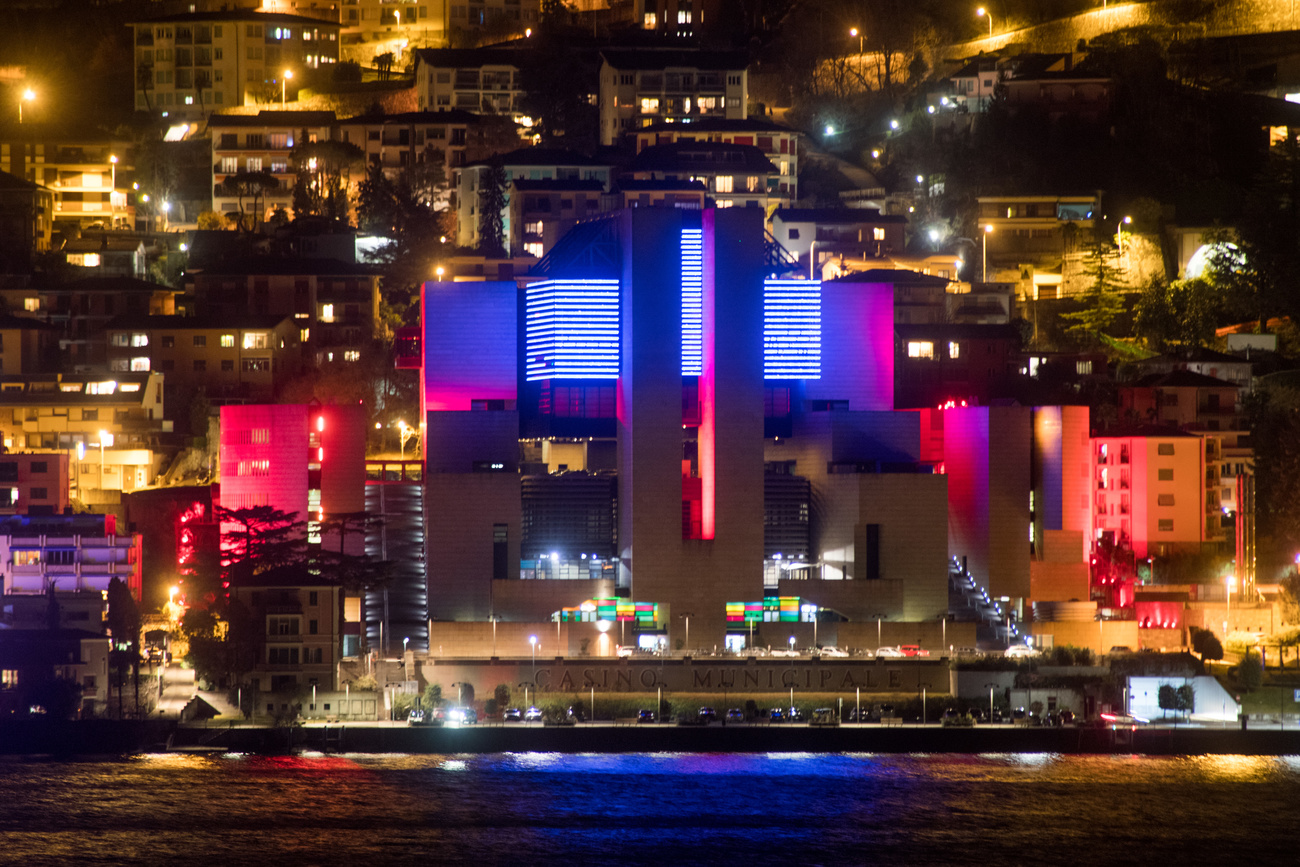 Il Casinno villuminato isto dal lago di notte.