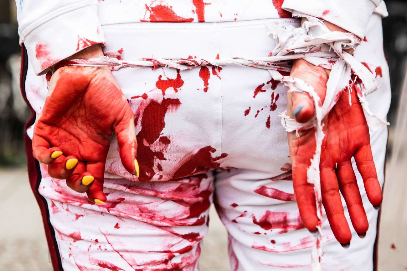 Le mani insanguinate di una donna