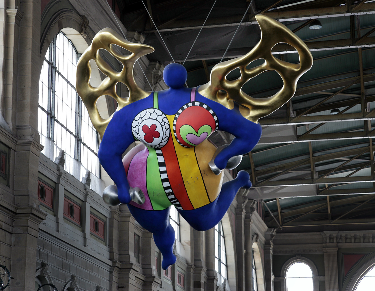 欢迎光临苏黎世：妮基·桑法勒的“守护天使”保护着苏黎世火车站熙熙攘攘的旅行者。ctrice, at Zurich main station