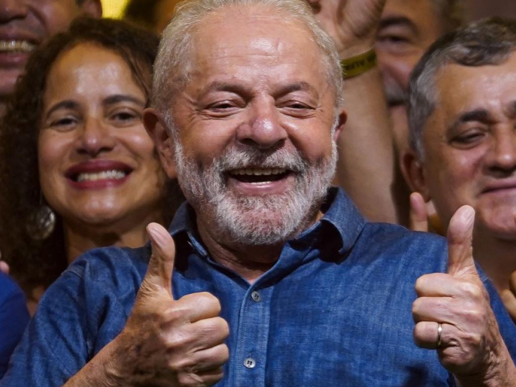 Lula Da Silva freut sich mit seinen nach oben gehaltenen Daumen über seinen Wahlsieg