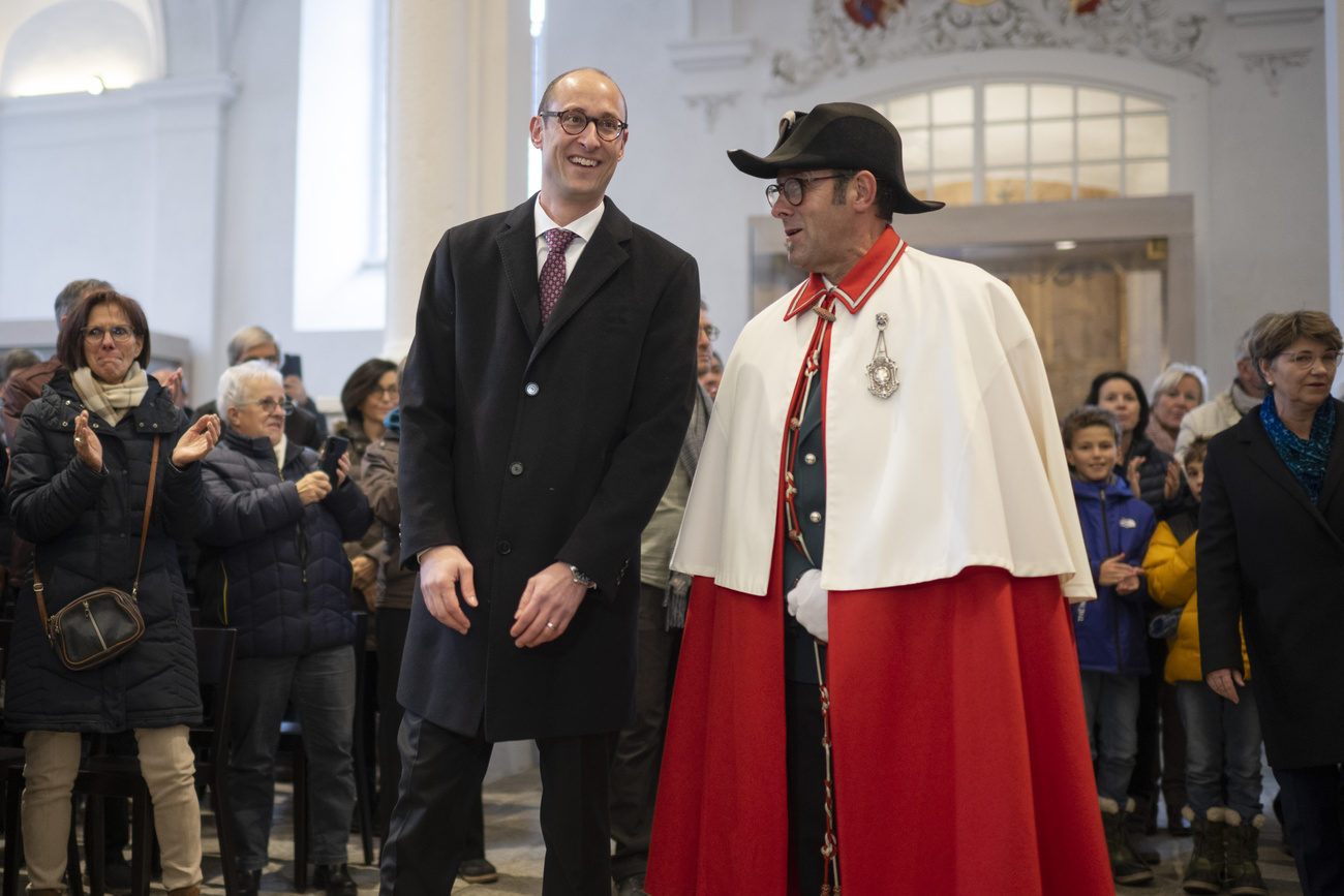 Martina Candinas con un uscere della Confederazione in alta uniforme.