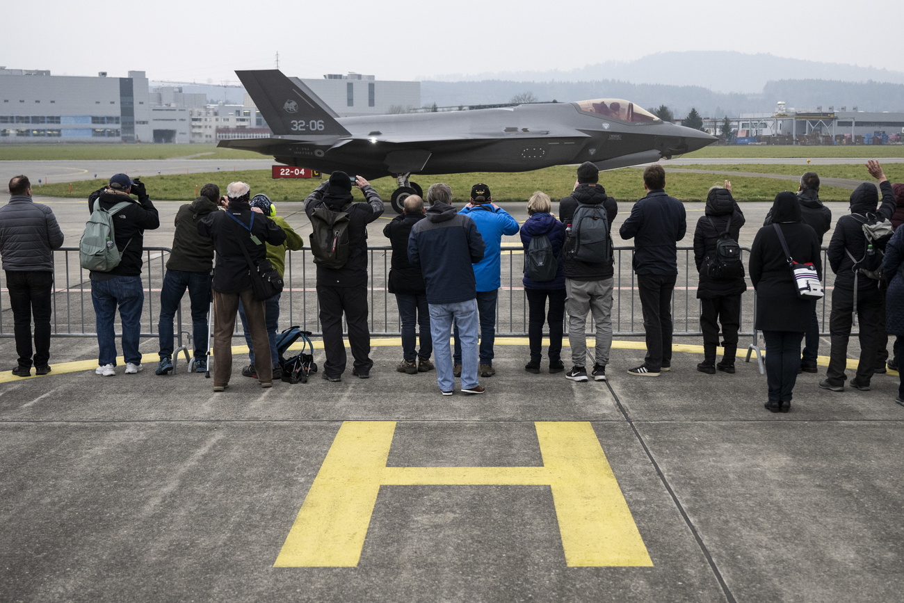 Menschen fotografieren einen F-35-Kampfjet.