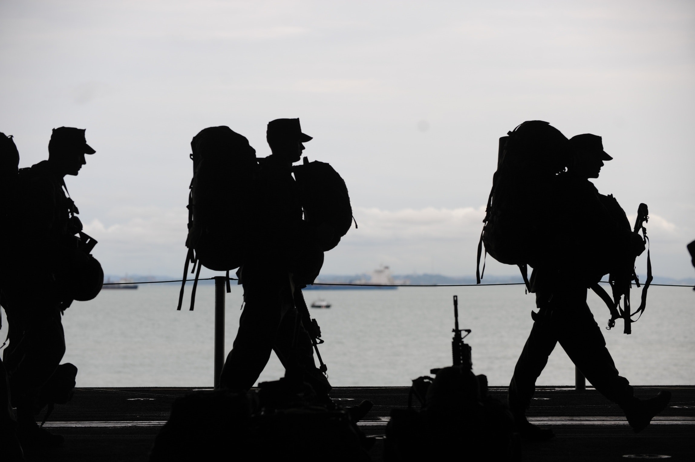 Zwei männliche Soldaten im Schatten.