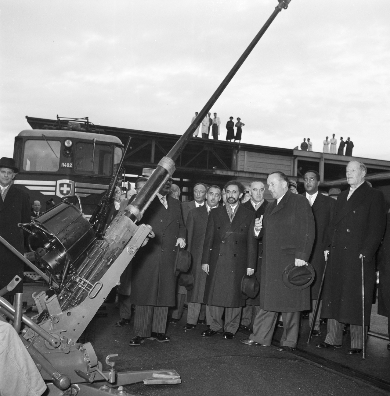 gruppo di persone davanti a un cannone