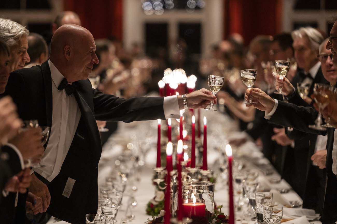 Politiker:innen bei einem Dinner