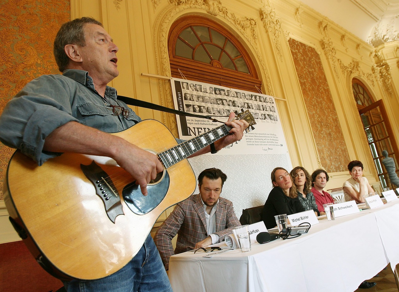 Chanteur avec une guitare