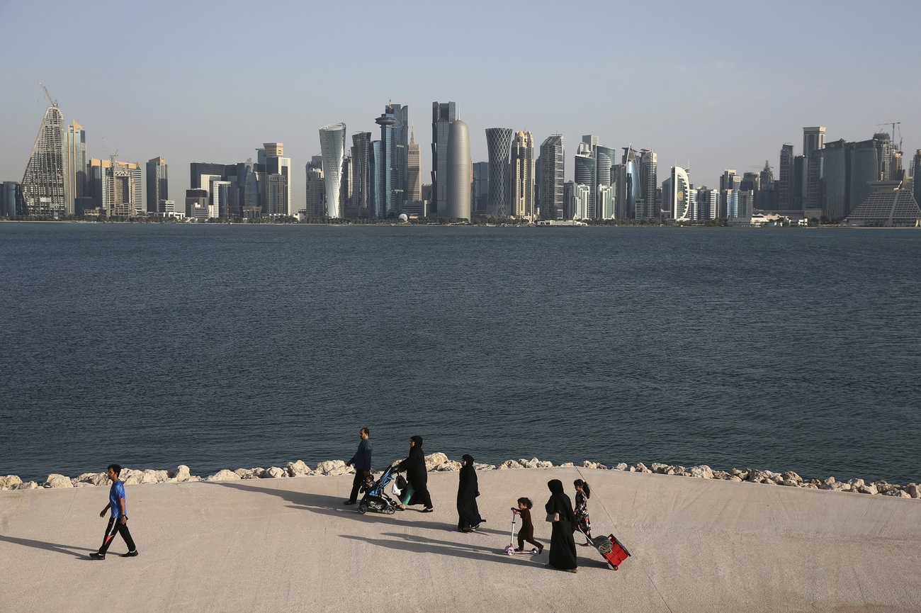 Menschen auf der Promenade vor der Skyline von Doha