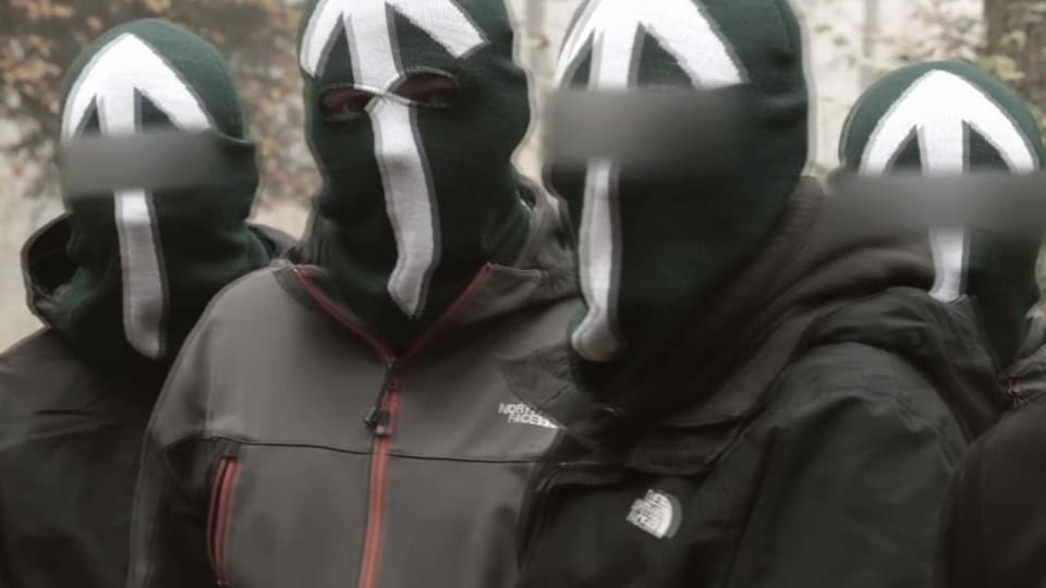 Vier vermummte Männer mit schwarzen Sturmhauben auf dem Kopf