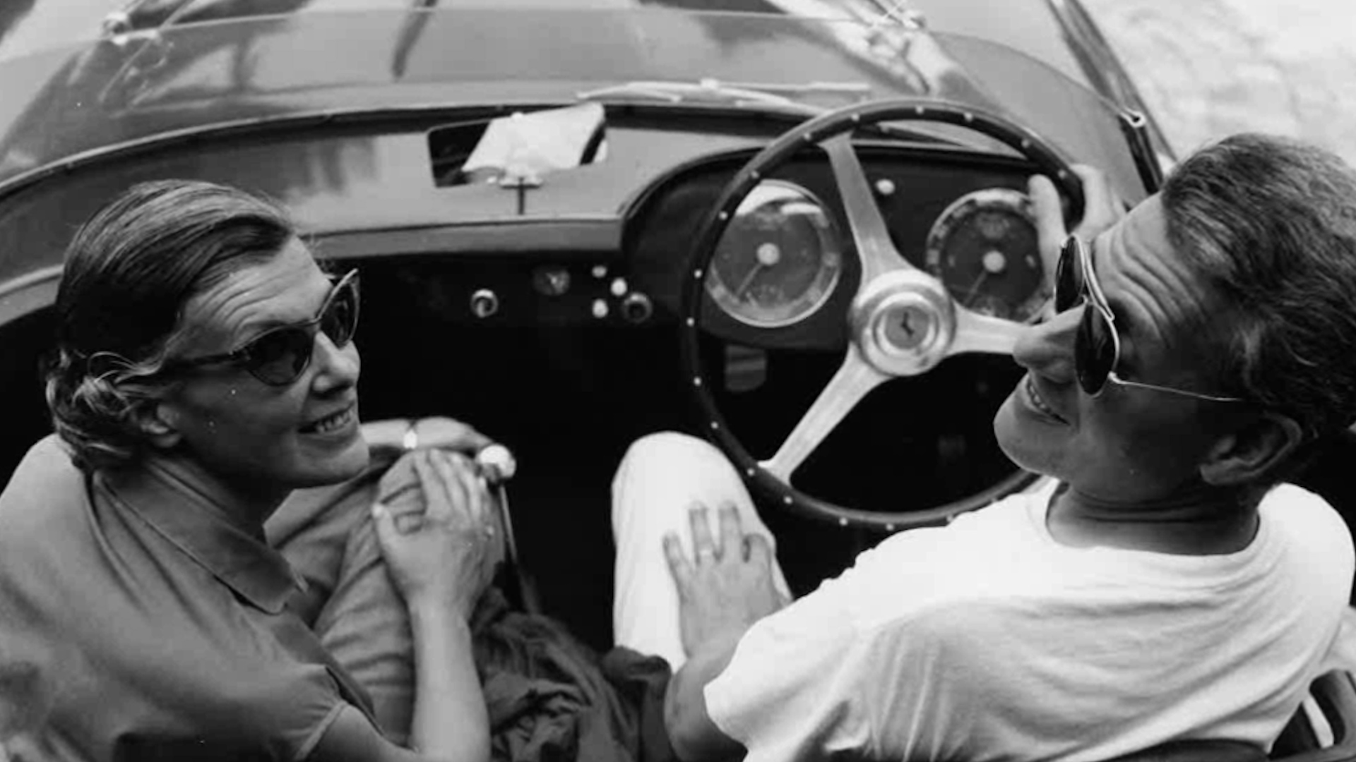 Luigi Pericle und seine Frau Orsolina in einem Ferrari