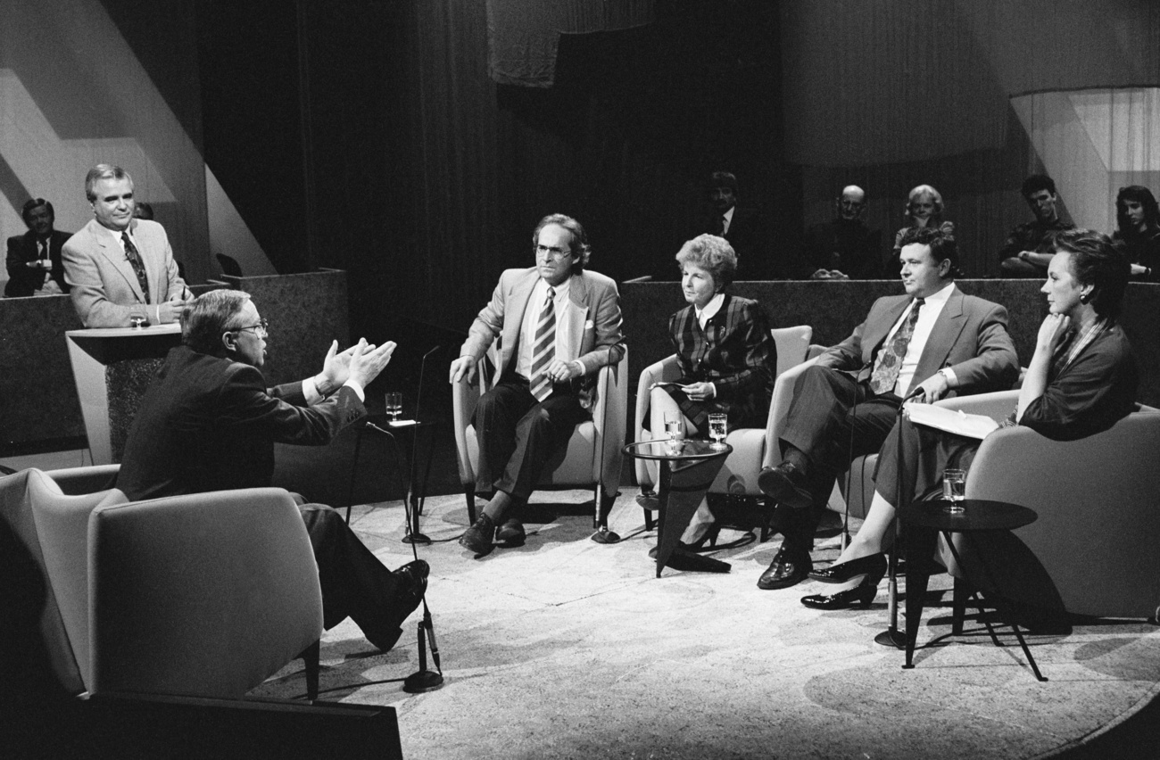 Scène d un débat télévisé dans les années 1990.